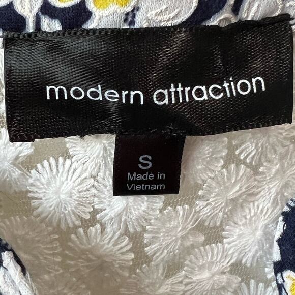 Modern Attraction sleeveless women’s Small floral multicolor Blue White Yellow - Picture 5 of 10